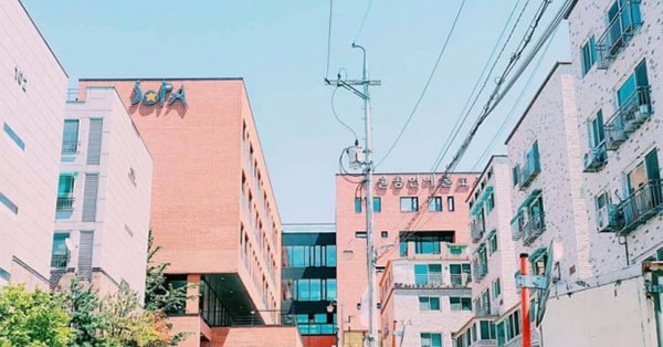 Do có nhiều khoa chuyên ngành giống đại học nên nhiều người nhầm đây là đại học SOPA Hàn Quốc