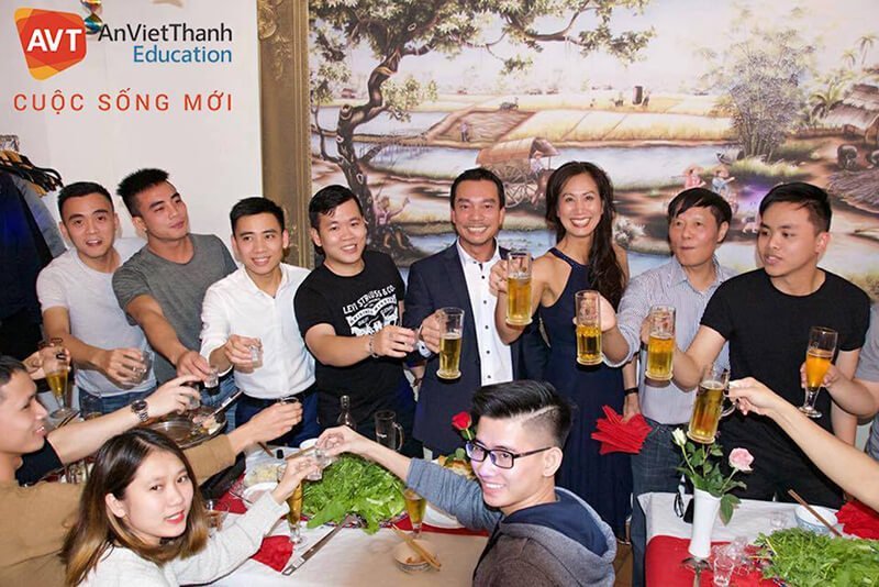 Rộn ràng hội làng "Nét xưa trong lòng Werdau" 2017 4 Học viên AVT cùng nâng ly chúc mừng