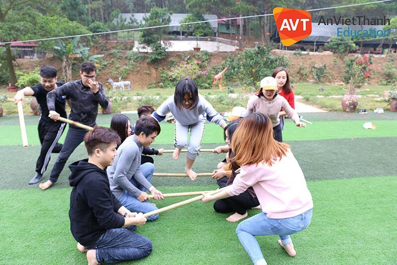 Các bạn học viên AVT tham gia trò chơi teambuilding