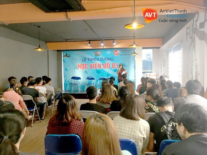 Buổi vinh danh được tổ chức tại phòng sinh hoạt chung dành cho học viên của AVT Education