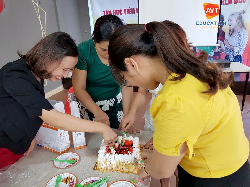 Các thành viên có sinh nhật trong tháng 7 hào hứng cắt bánh sinh nhật.