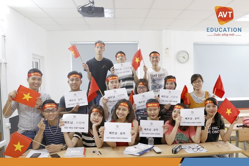 Học viên lớp tiếng Hàn làm khẩu hiệu đặc biệt cổ vũ đội tuyển Olympic Việt Nam