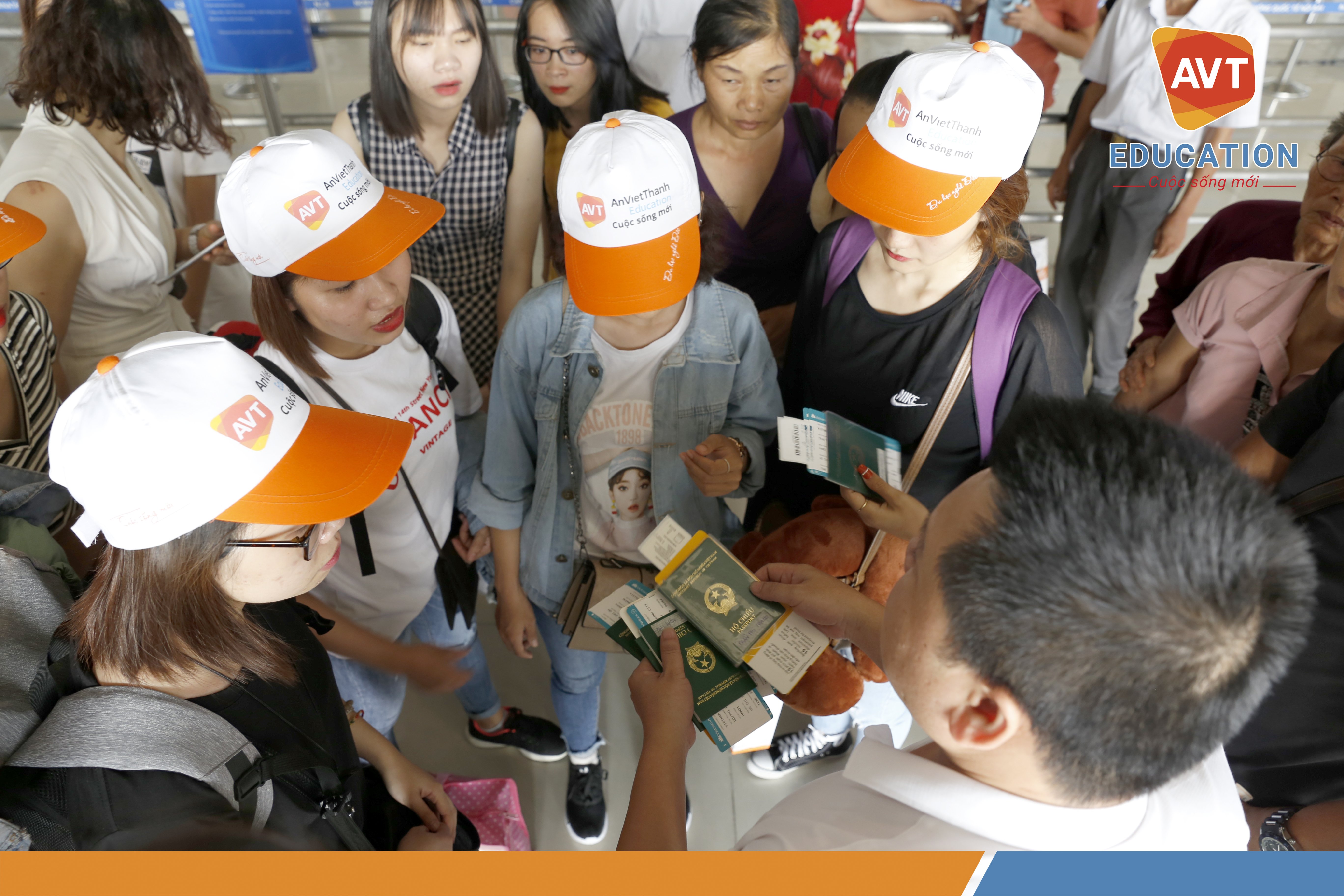 Học viên kiểm tra lại Visa và vé máy bay Việt Nam Airline lần cuối trước khi lên đường