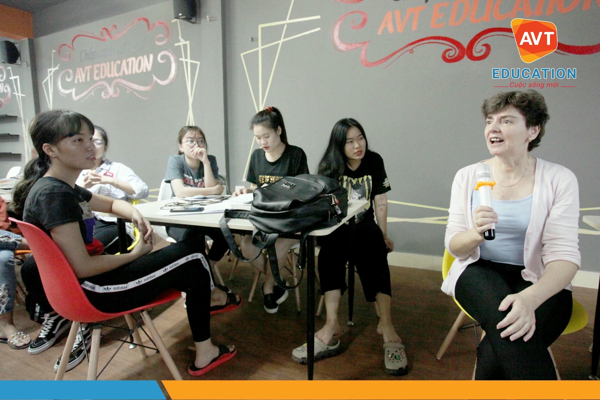 Có gì đặc biệt tại CLB tiếng Đức AVT Education? 2 yeu tieng duc