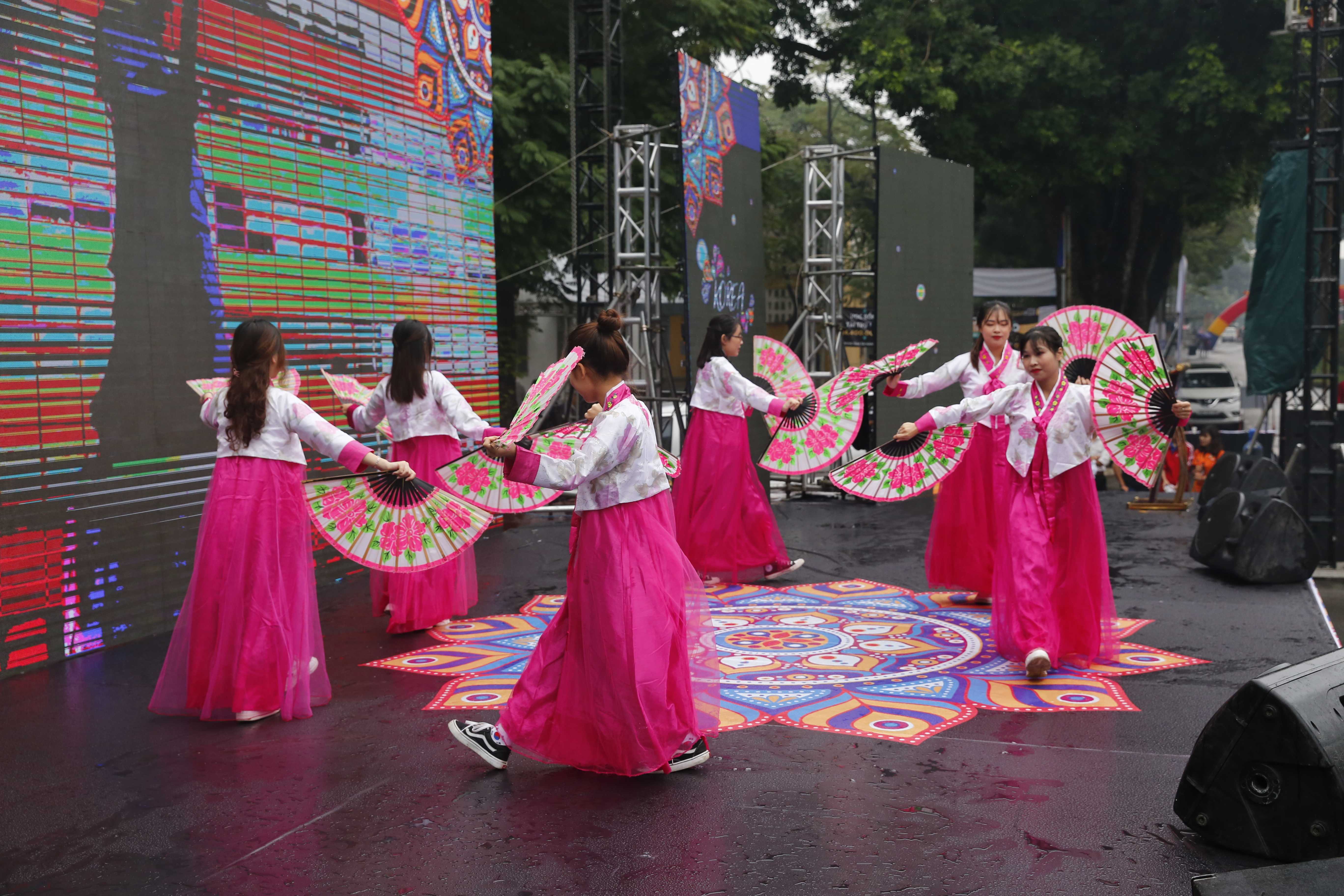 Màn múa Hàn Quốc uyển chuyển từ các sinh viên ĐH Quốc gia Hà Nội