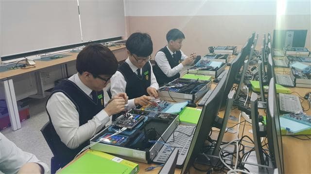 Du học nghề Hàn Quốc kiểm tra mạch điện tử