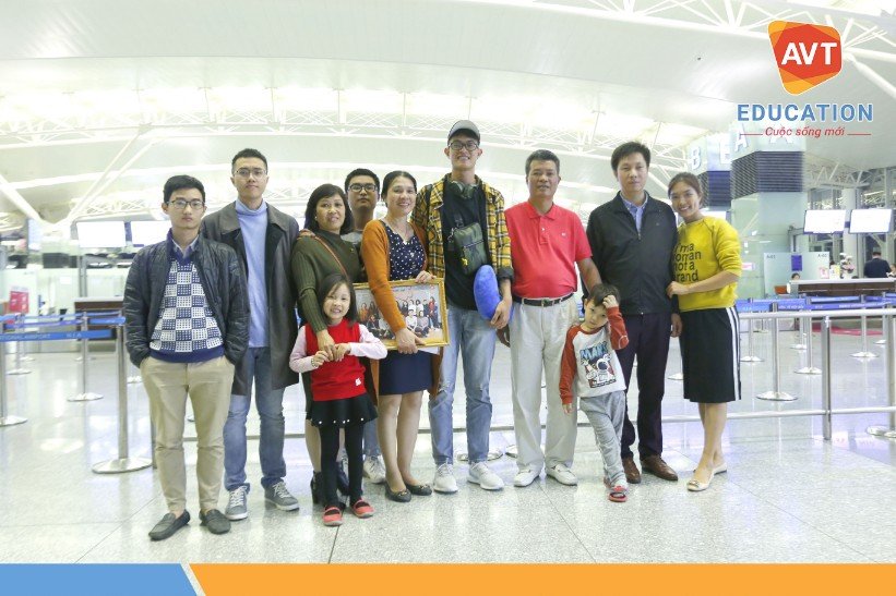 Học viên và gia đình thân thiết trước giờ bay 