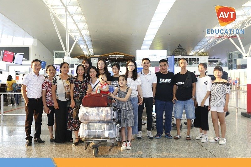 Chụp ảnh cùng gia đình tại sân bay