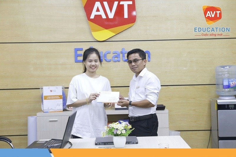Đại diện AVT trao quà tặng học viên