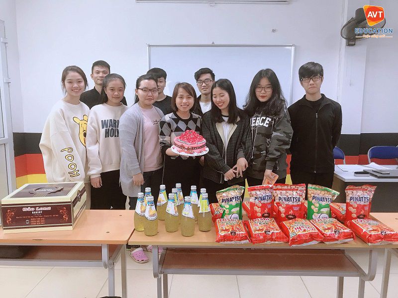 Các học viên tổ chức sinh nhật dành tặng cô giáo