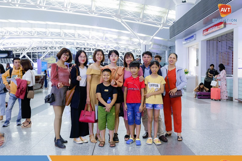 Gia đình, bạn bè có mặt rất đông đủ để tiễn học viên tại sân bay