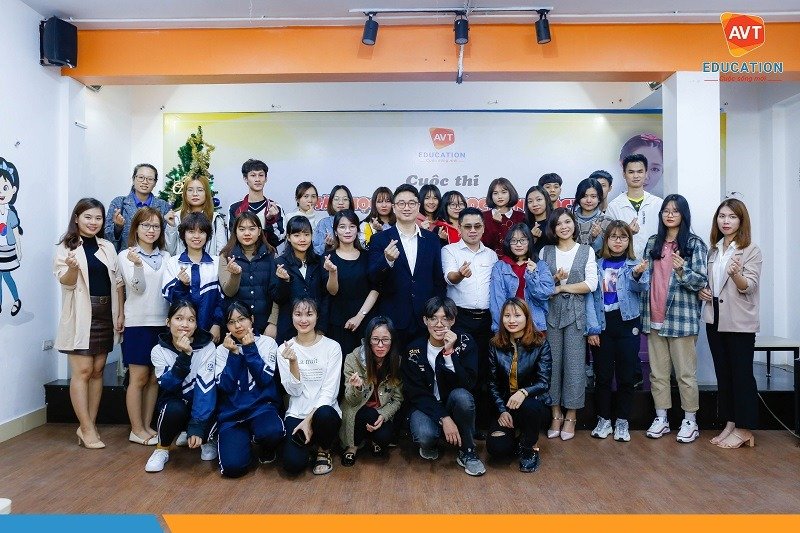 Các thí sinh chụp ảnh lưu niệm cùng đại diện đại học Pyeongtaek