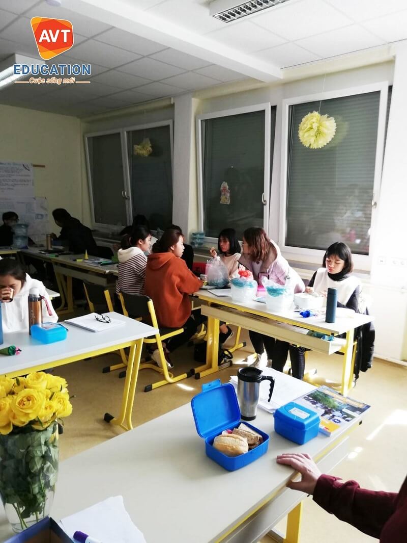 Nhà trường đã thuê xe bus đến đón các bạn tới trường Nhà trường đã thuê xe bus đến đón các bạn tới trường