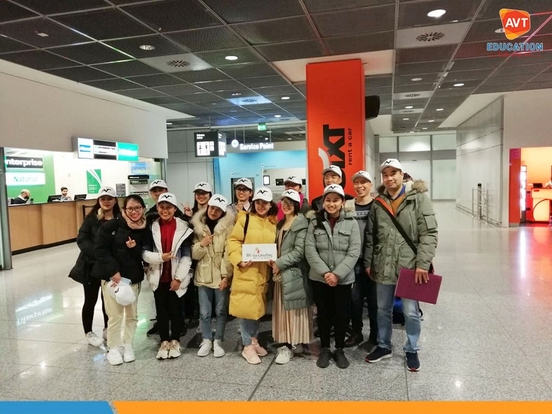 Đại diện AVT đón các học viên tại sân bay Đức Đại diện AVT đón các học viên tại sân bay Đức