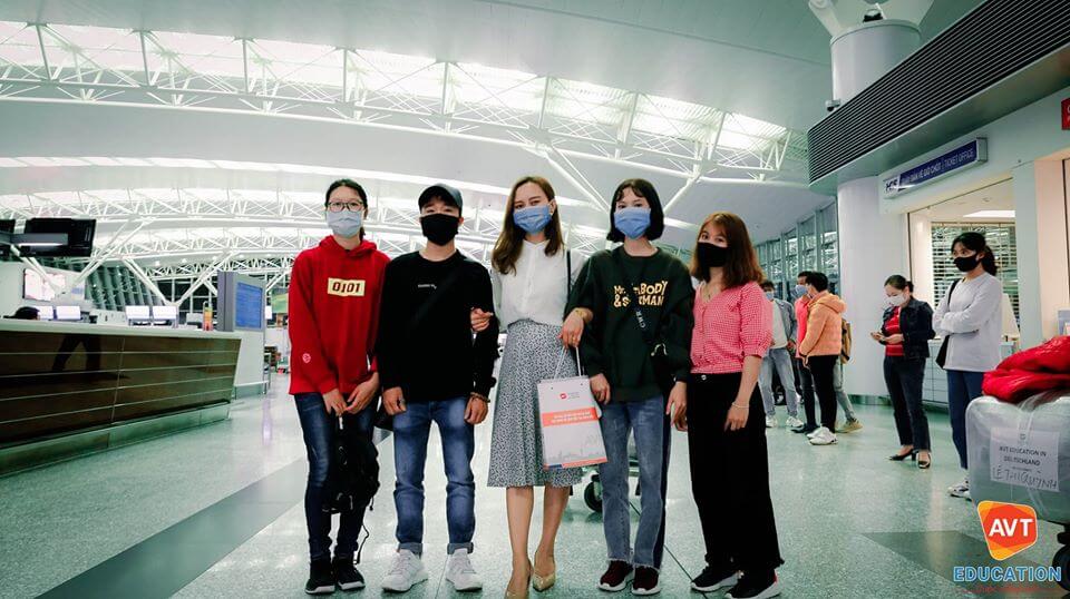 Các bạn học viên được đưa ra sân bay và hướng dẫn các thủ tục Các bạn học viên được đưa ra sân bay và hướng dẫn các thủ tục