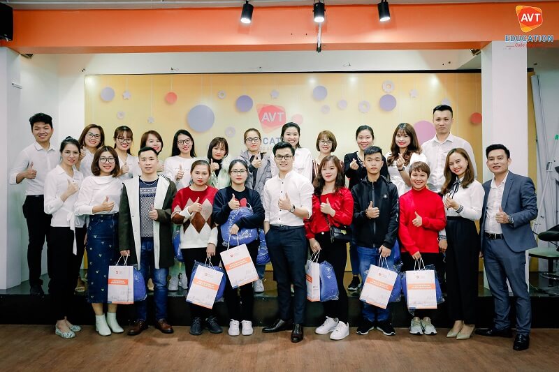 Đại diện AVT tặng quà tri ân cho các học viên