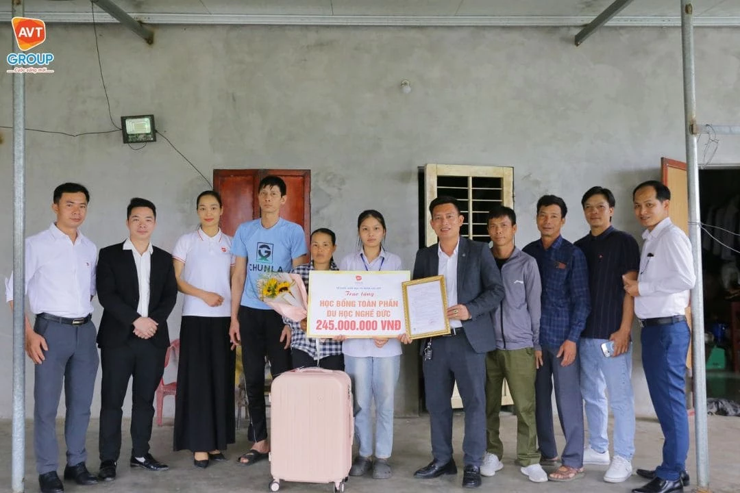“Hành trình mùa xuân” về tới Ninh Bình: AVT Group trao học bổng Du học nghề Đức toàn phần cho em Vũ Ngọc Mai 4 trao-hoc-bong