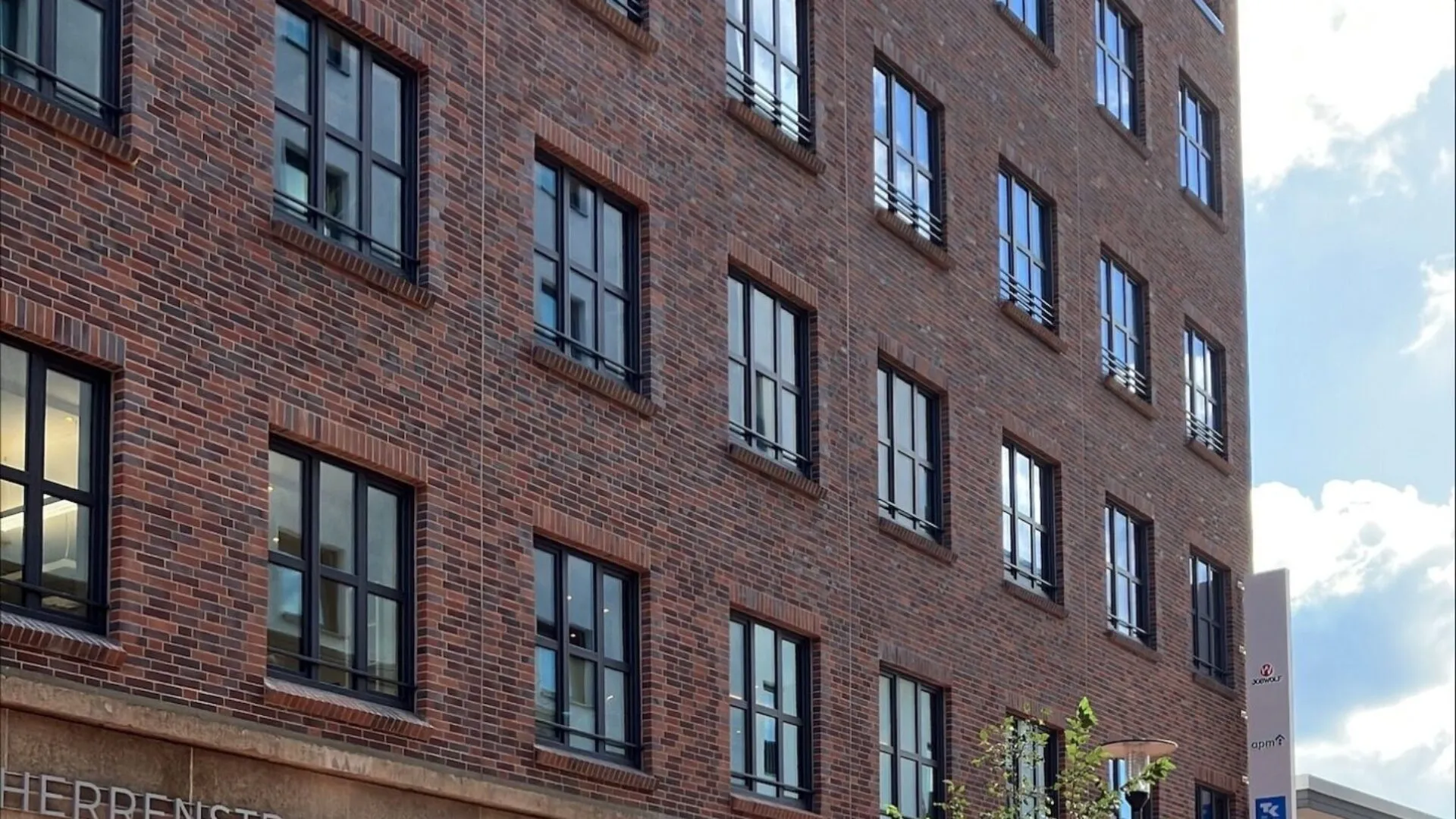 Image 38 scaled 1920x1080 c default